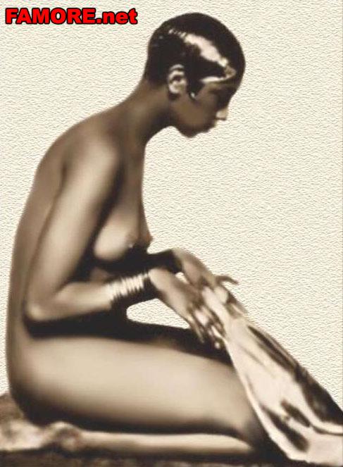 Эро фото: Полностью голая Джозефина Бейкер (Josephine Baker) стоит на колен...