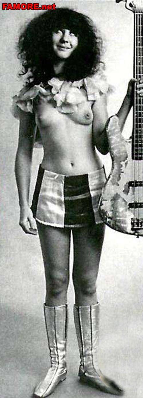 Эро фото: Голая Кейт Буш (Kate Bush) с гитарой показывает обнажённую грудь.