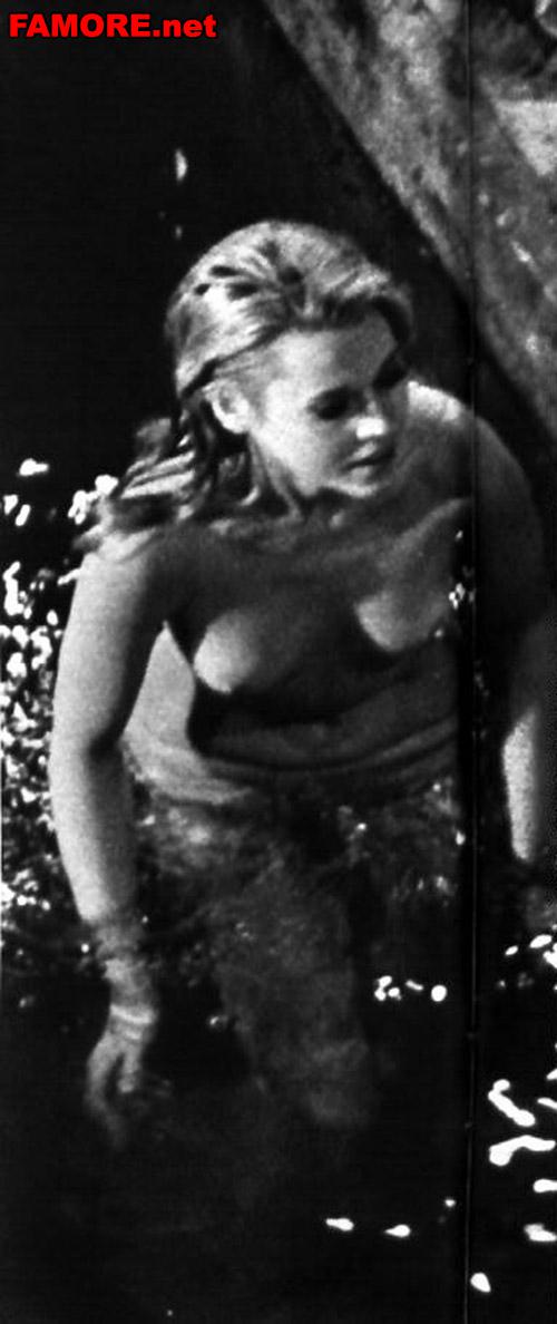 Эро фото: Голая Джейн Фонда (Jane Fonda) выходит из воды.