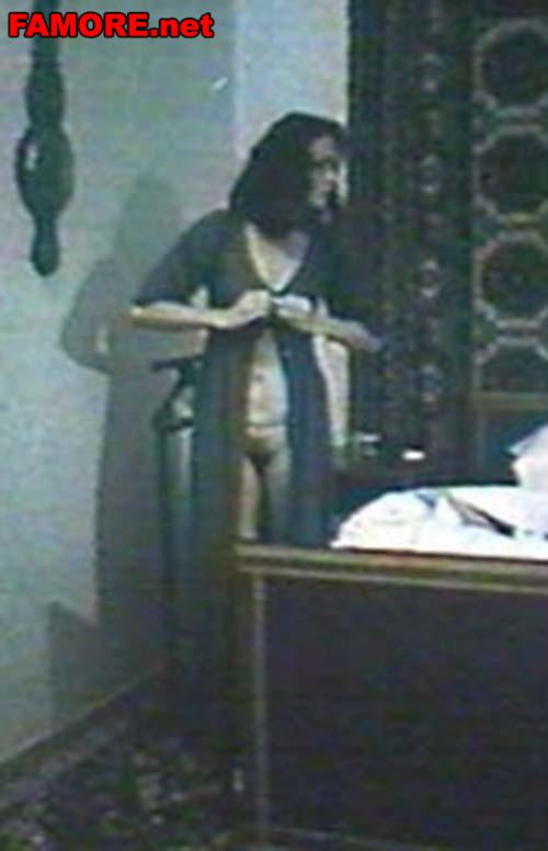 Полностью голая Любовь Полищук (Lubov Polishuk) разговаривает по телефону в ванной (голое фото)