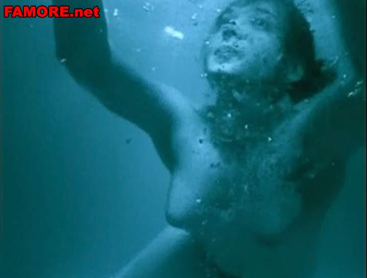 Голая Чулпан Хаматова под водой.