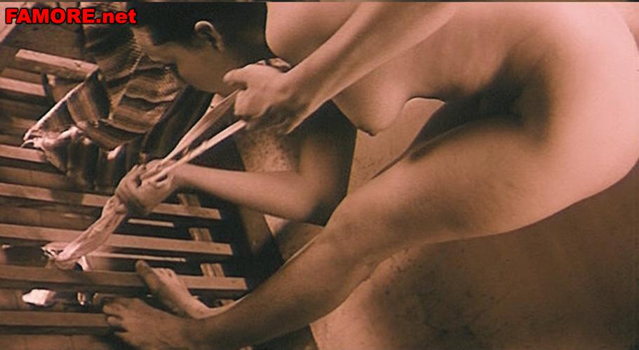 Голое фото: Полностью голая Чулпан Хаматова наклонилась на деревянном полу.