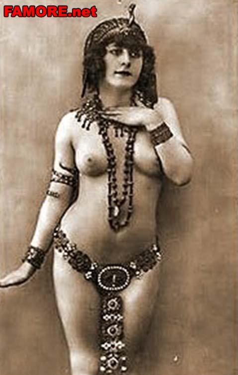 Редкое фото, где куртизанка Мата Хари (Mata Hari) престала с голой грудью.