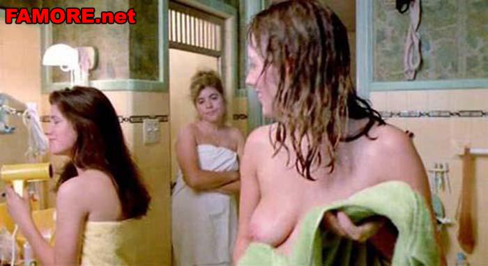 Дафна Зунига (Daphne Zuniga) с подругами после душа светят своими голыми си...
